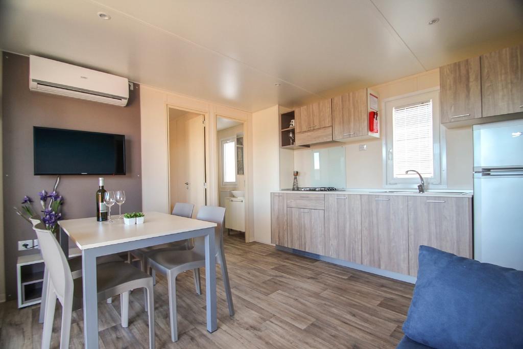 Holiday Mobile Homes Park Riviera 카리가도르 객실 사진